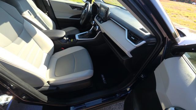 Used 2020 Toyota RAV4 XLE Premium image 30