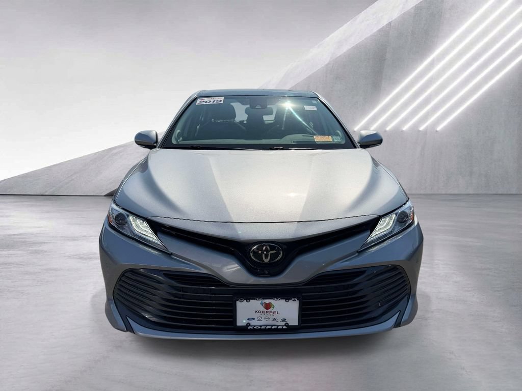 Used 2019 Toyota Camry FWD image 2