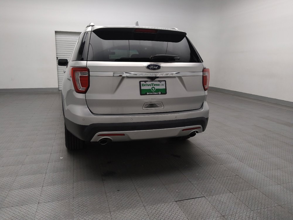 Used 2017 Ford Explorer XLT w/ Equipment Group 202A image 6