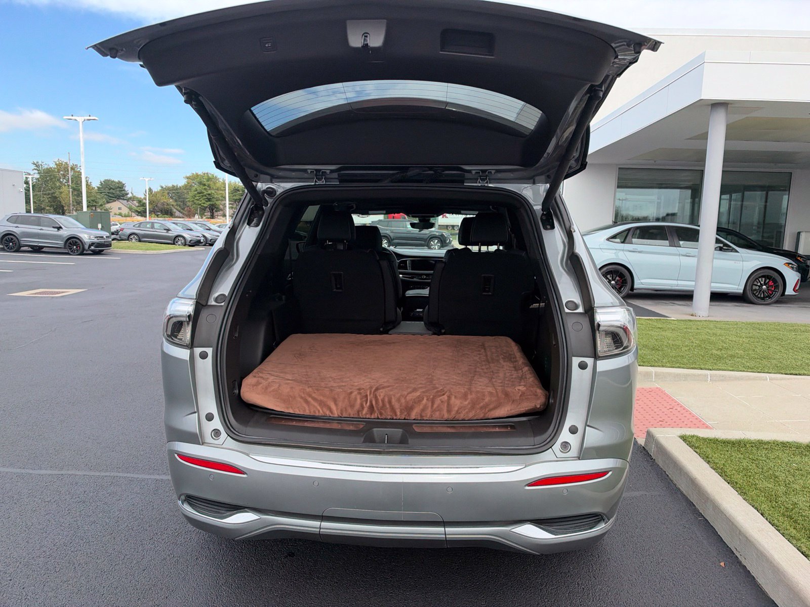 Used 2023 Buick Enclave Avenir w/ Avenir Technology Package AWD/4WD image 11