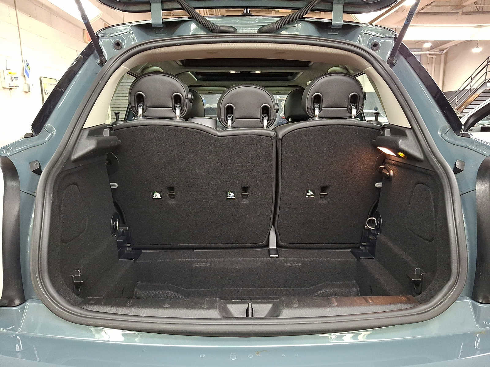 Used 2023 MINI Cooper 4-Door Hardtop w/ Multitone Edition image 27