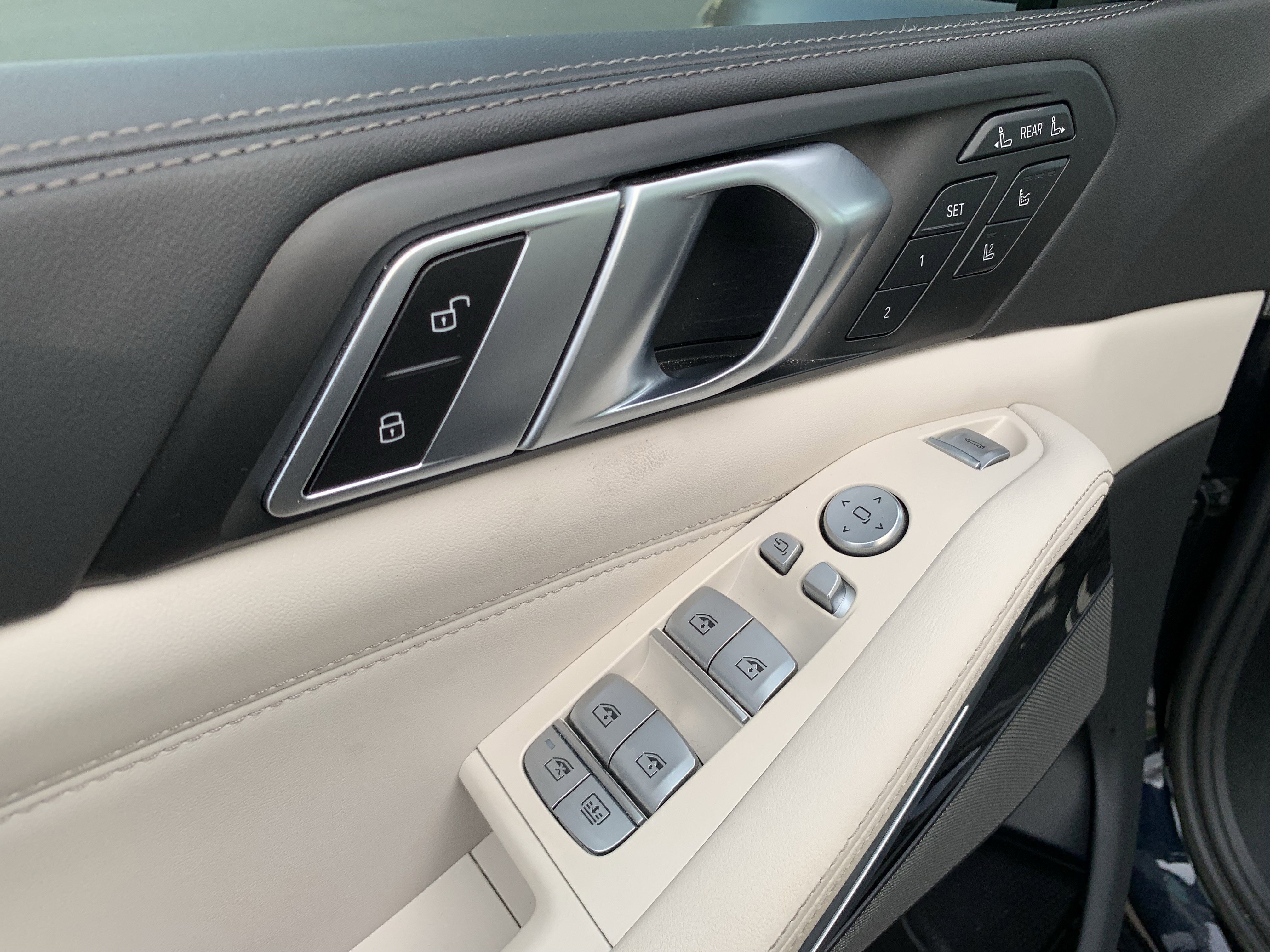 Used 2023 BMW X7 M60i w/ Executive Package image 15