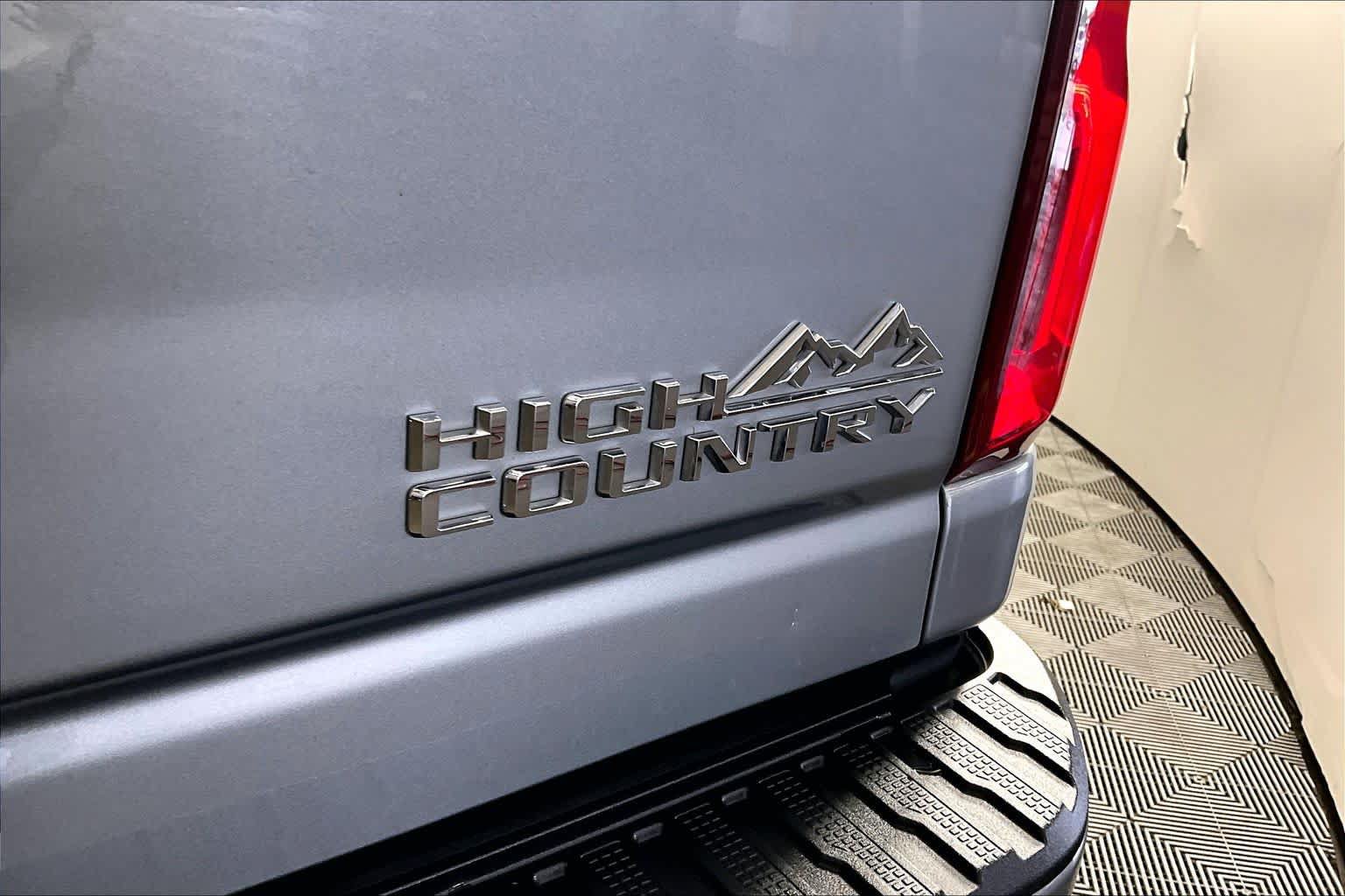 Used 2024 Chevrolet Silverado 2500 High Country w/ Technology Package AWD/4WD image 10