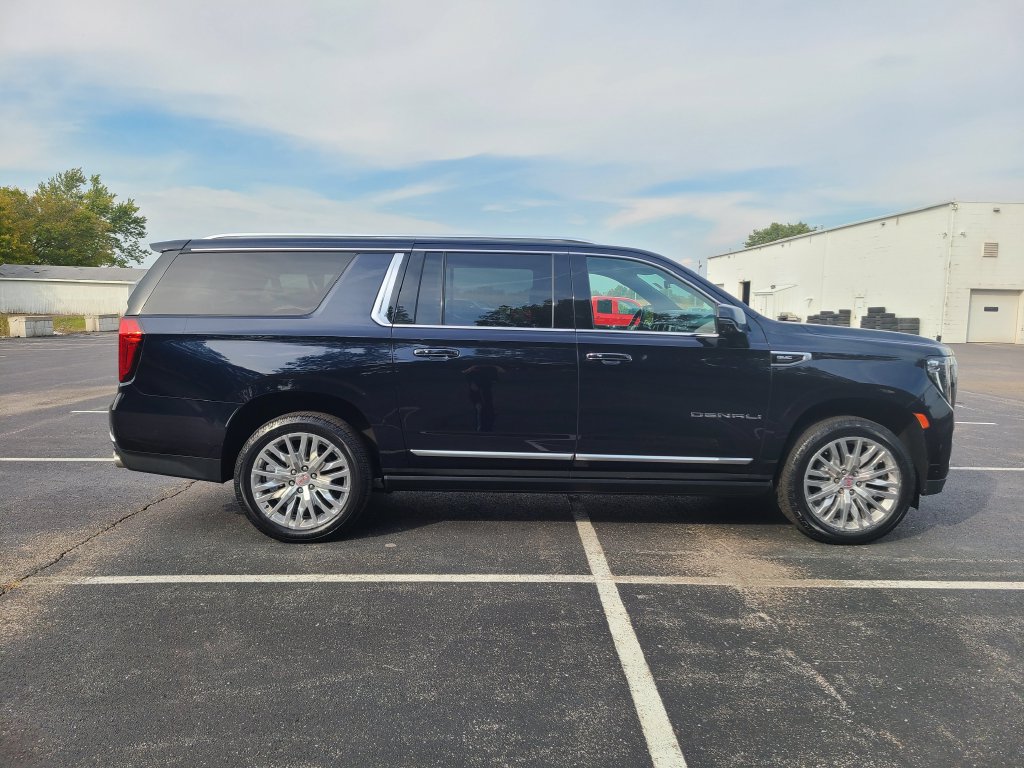Used 2023 GMC Yukon XL Denali w/ Denali Reserve Package AWD/4WD image 8