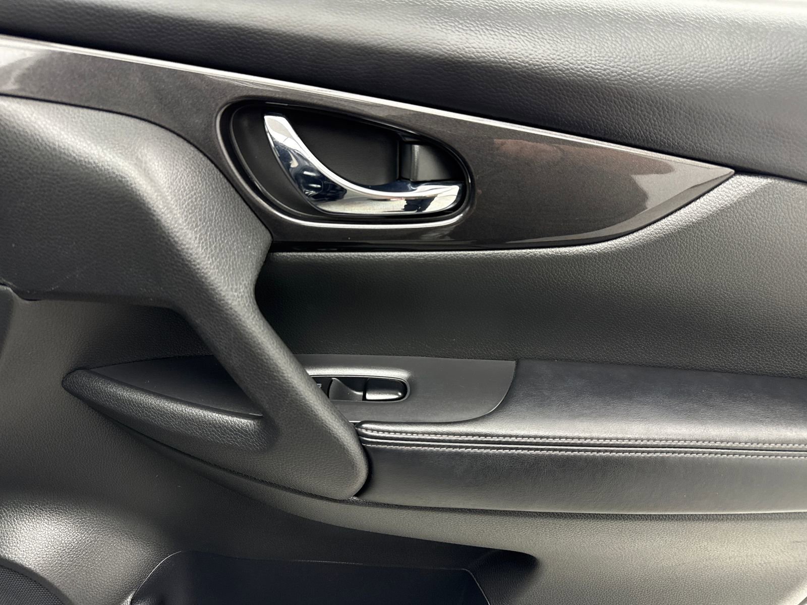 Used 2018 Nissan Rogue SV image 40