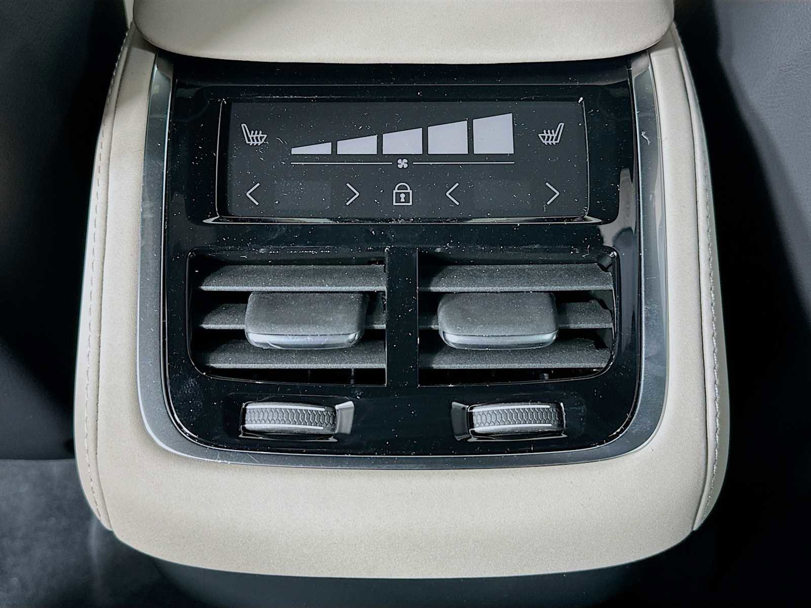 New 2026 Volvo XC90 B6 Plus w/ Protection Package Premier image 24