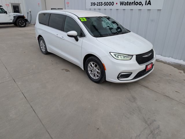 Used 2023 Chrysler Pacifica Touring image 8