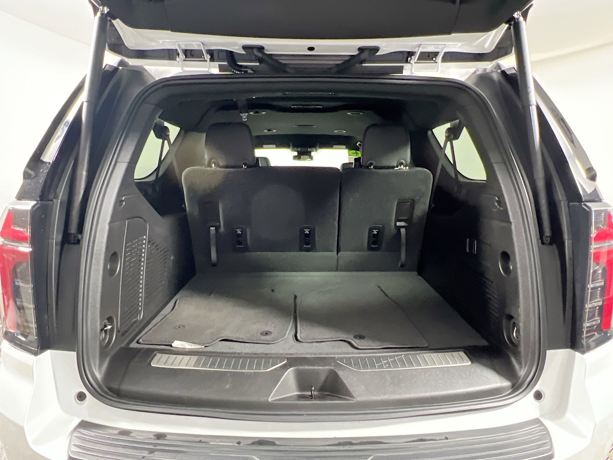 Used 2025 Chevrolet Suburban Z71 image 34