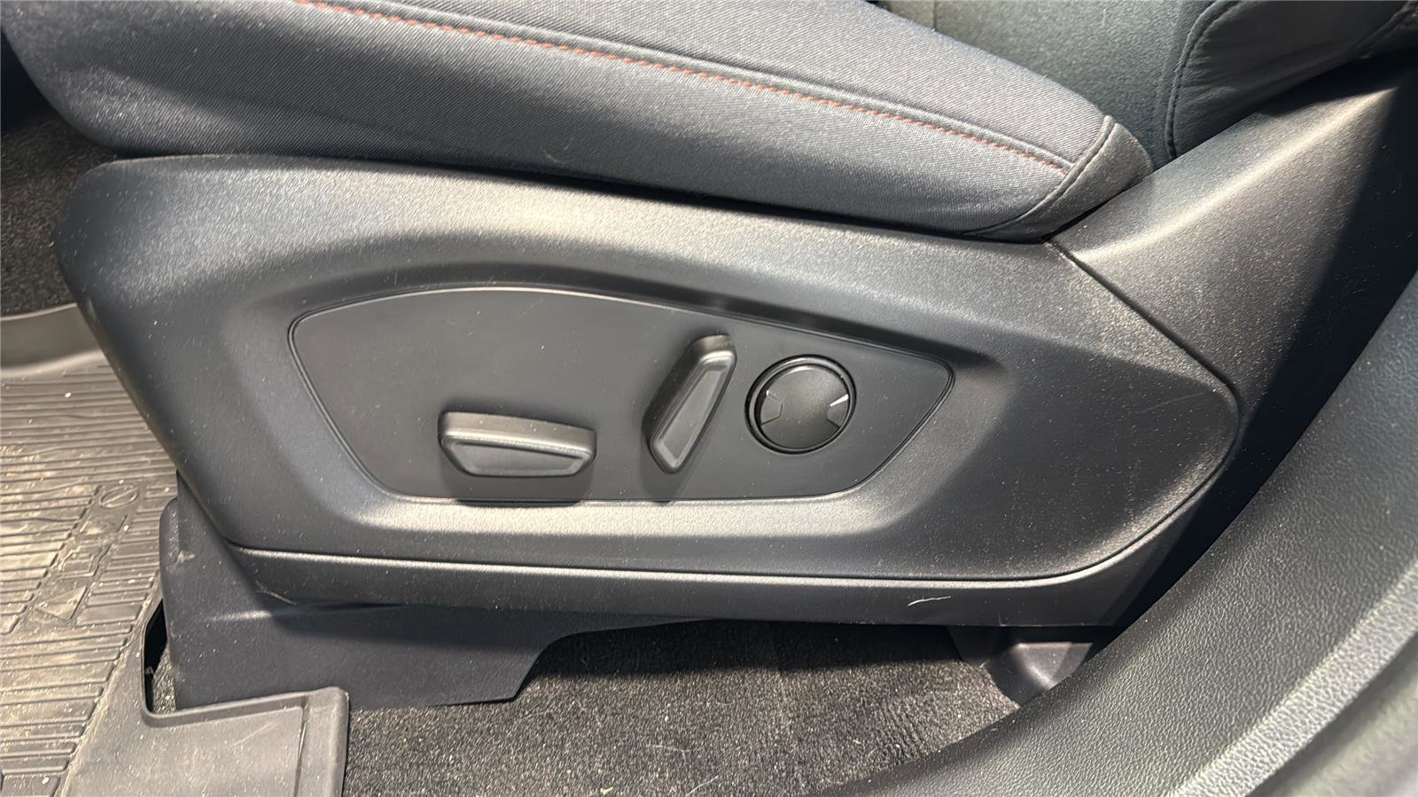 Used 2025 Ford Explorer Active AWD/4WD image 26
