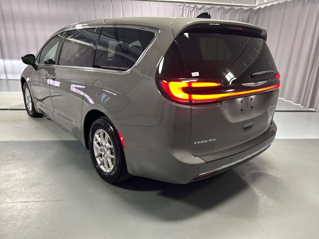 Used 2024 Chrysler Pacifica Touring FWD image 5