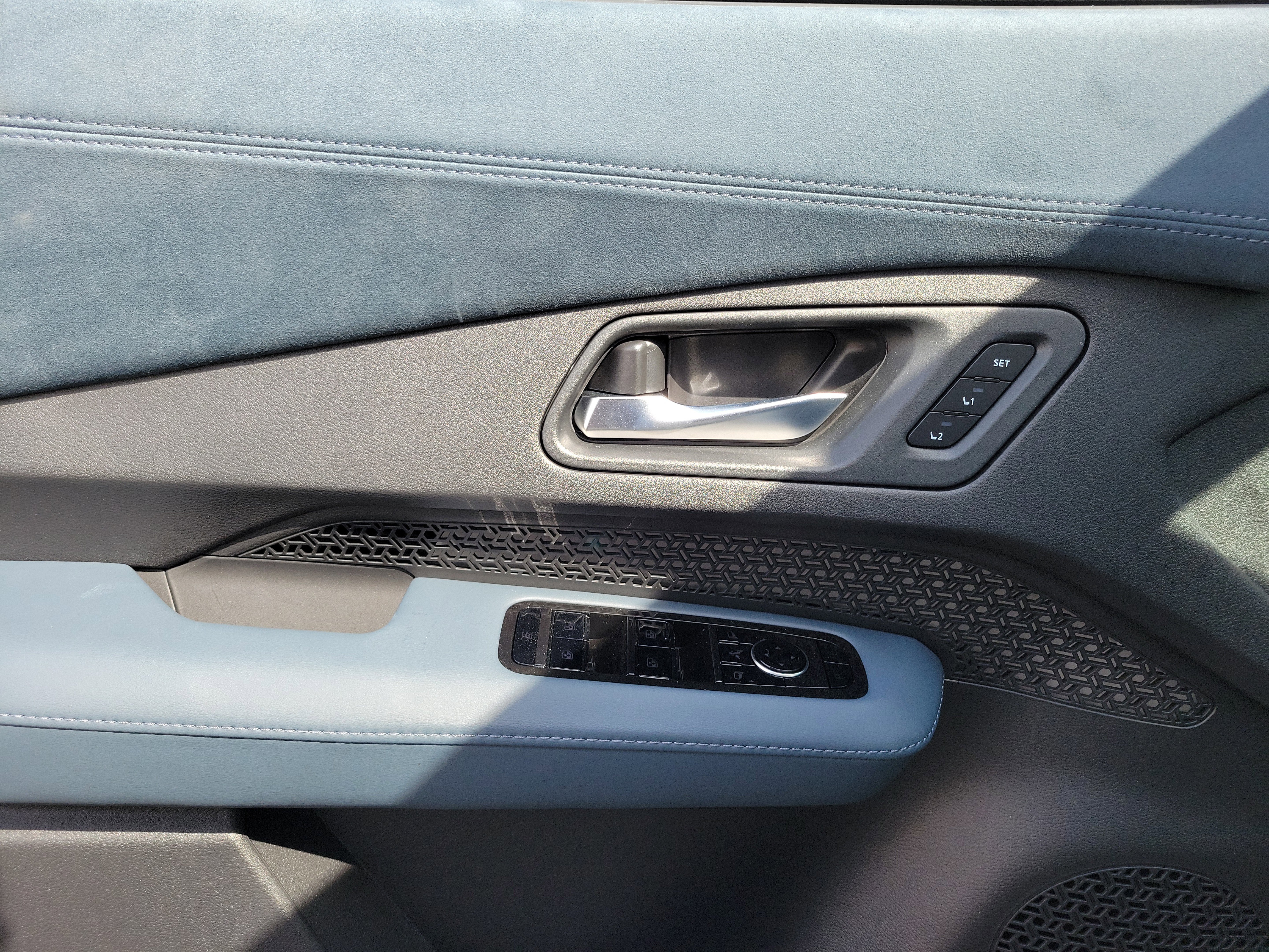 Used 2025 Nissan Ariya Platinum image 17