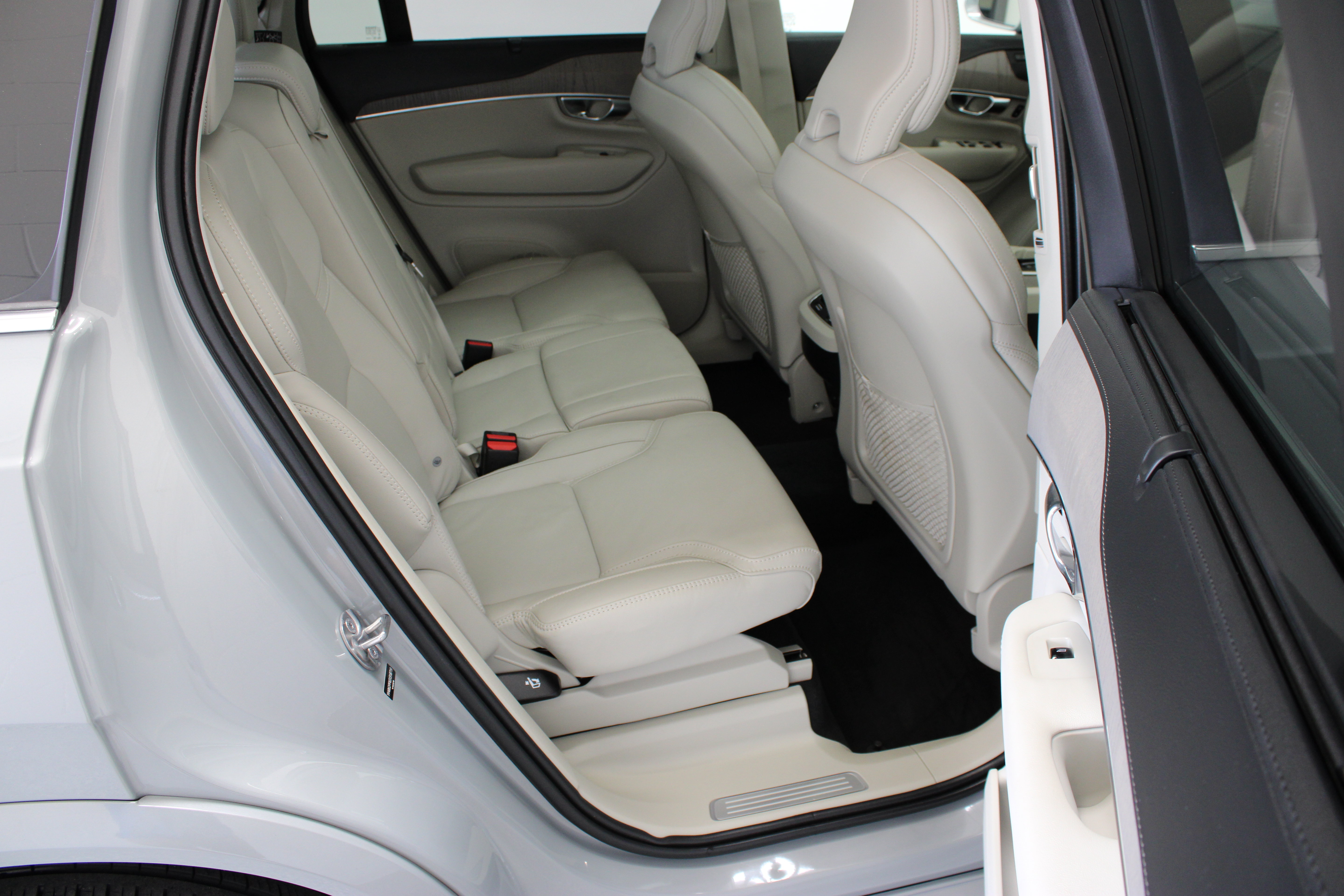 Used 2025 Volvo XC90 B6 Ultra w/ Protection Package Premier AWD/4WD image 36
