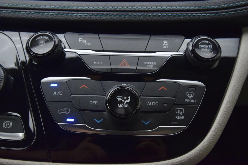 Used 2020 Chrysler Pacifica Limited FWD image 35