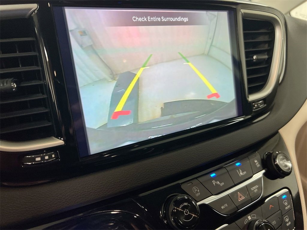 Used 2024 Chrysler Pacifica Touring-L image 14