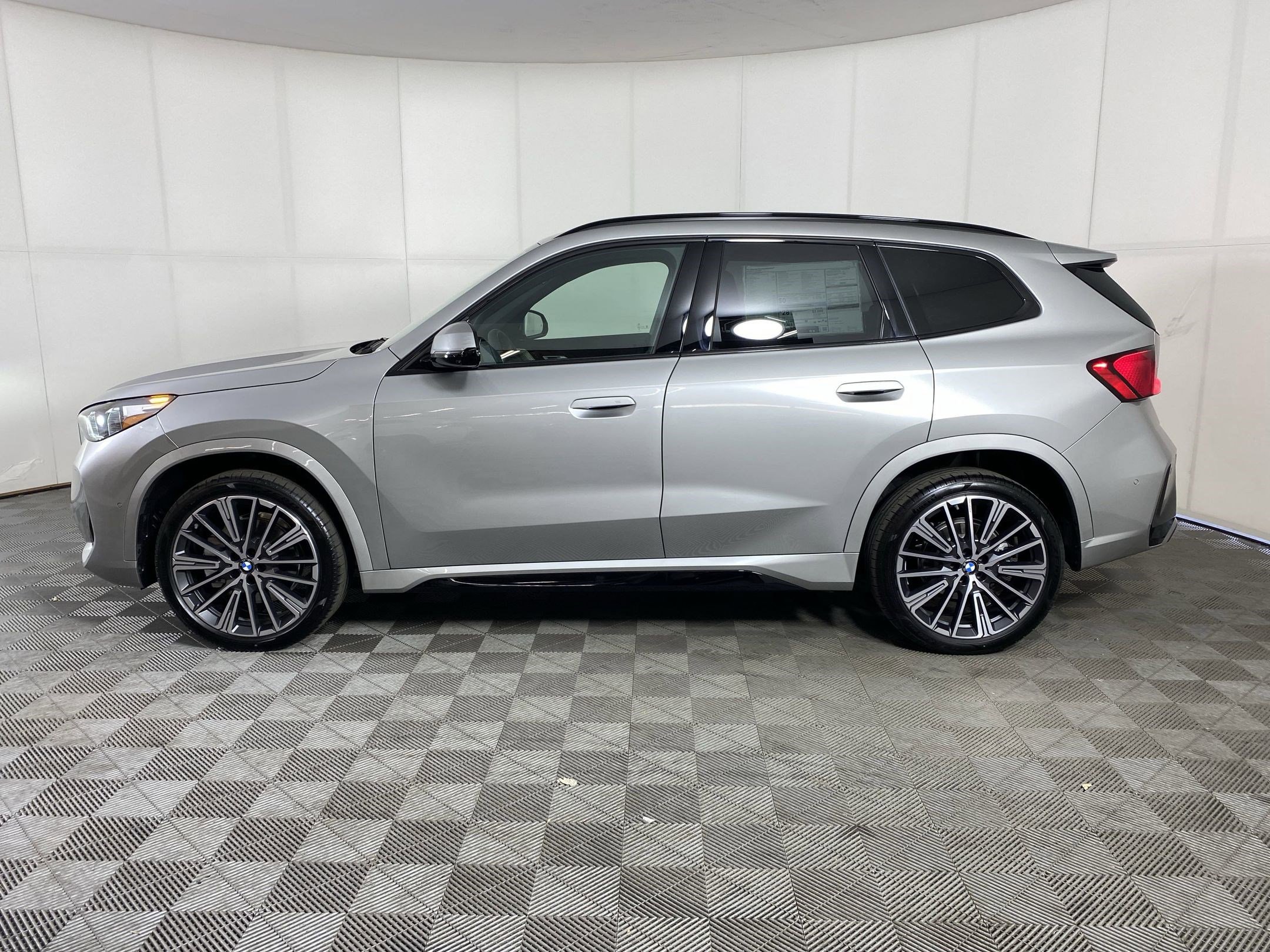 Used 2025 BMW X1 xDrive28i w/ Technology Package image 2