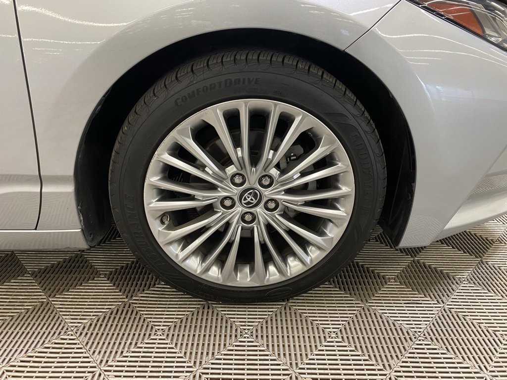 Used 2019 Toyota Avalon Limited w/ Advanced Safety Package image 2