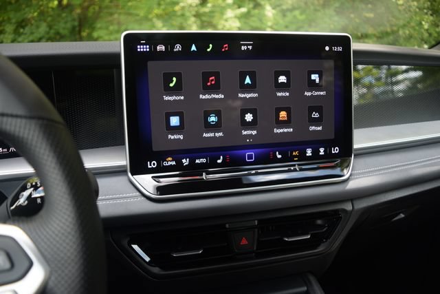 Used 2025 Volkswagen Tiguan SE R-Line AWD/4WD image 9