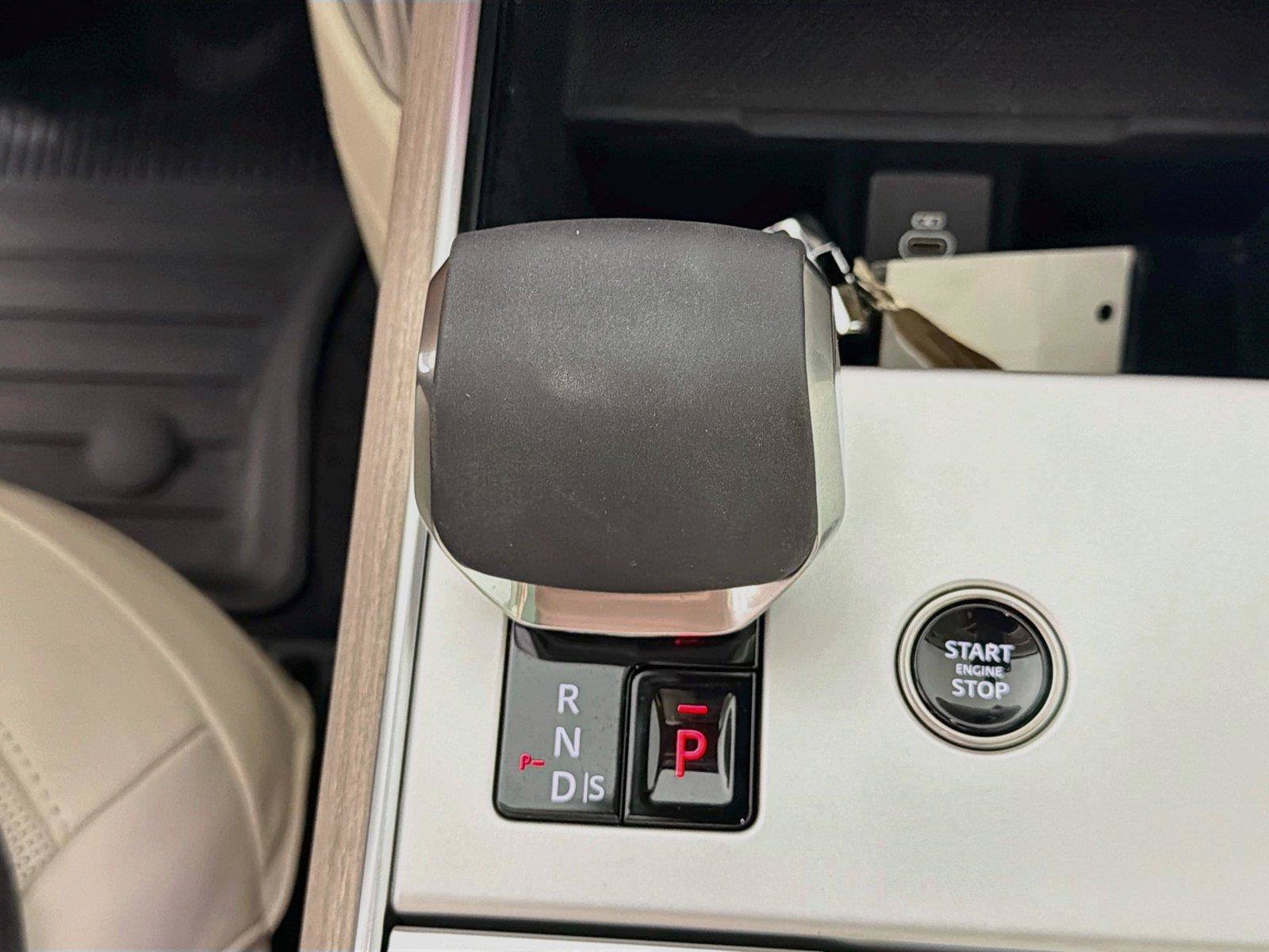 Certified 2025 Land Rover Range Rover SE AWD/4WD image 16