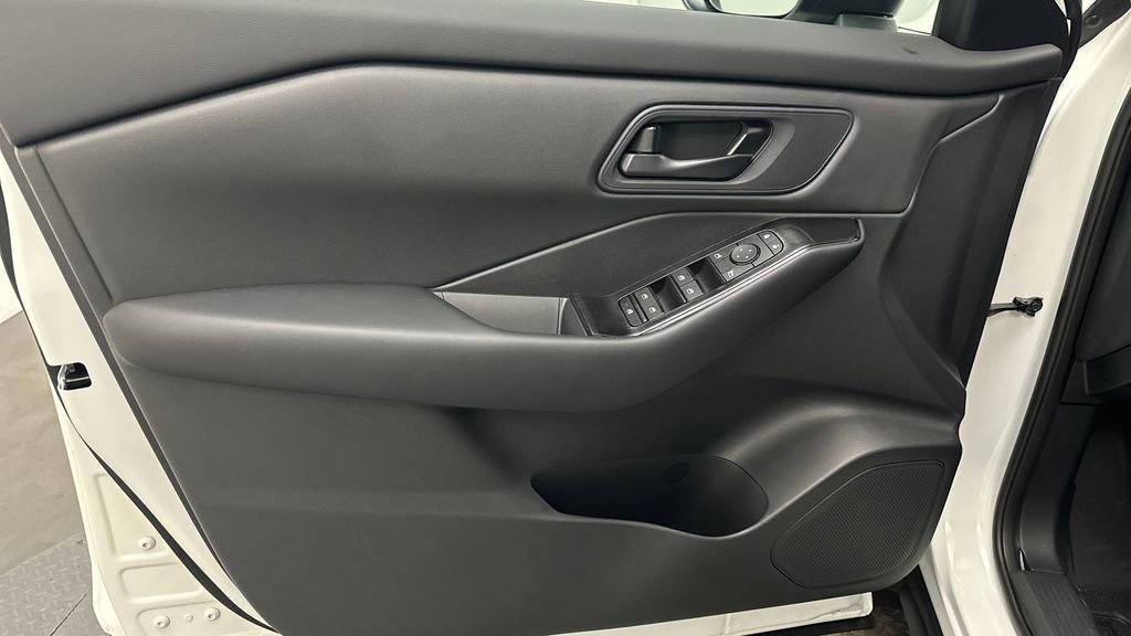 Used 2024 Nissan Rogue S image 17