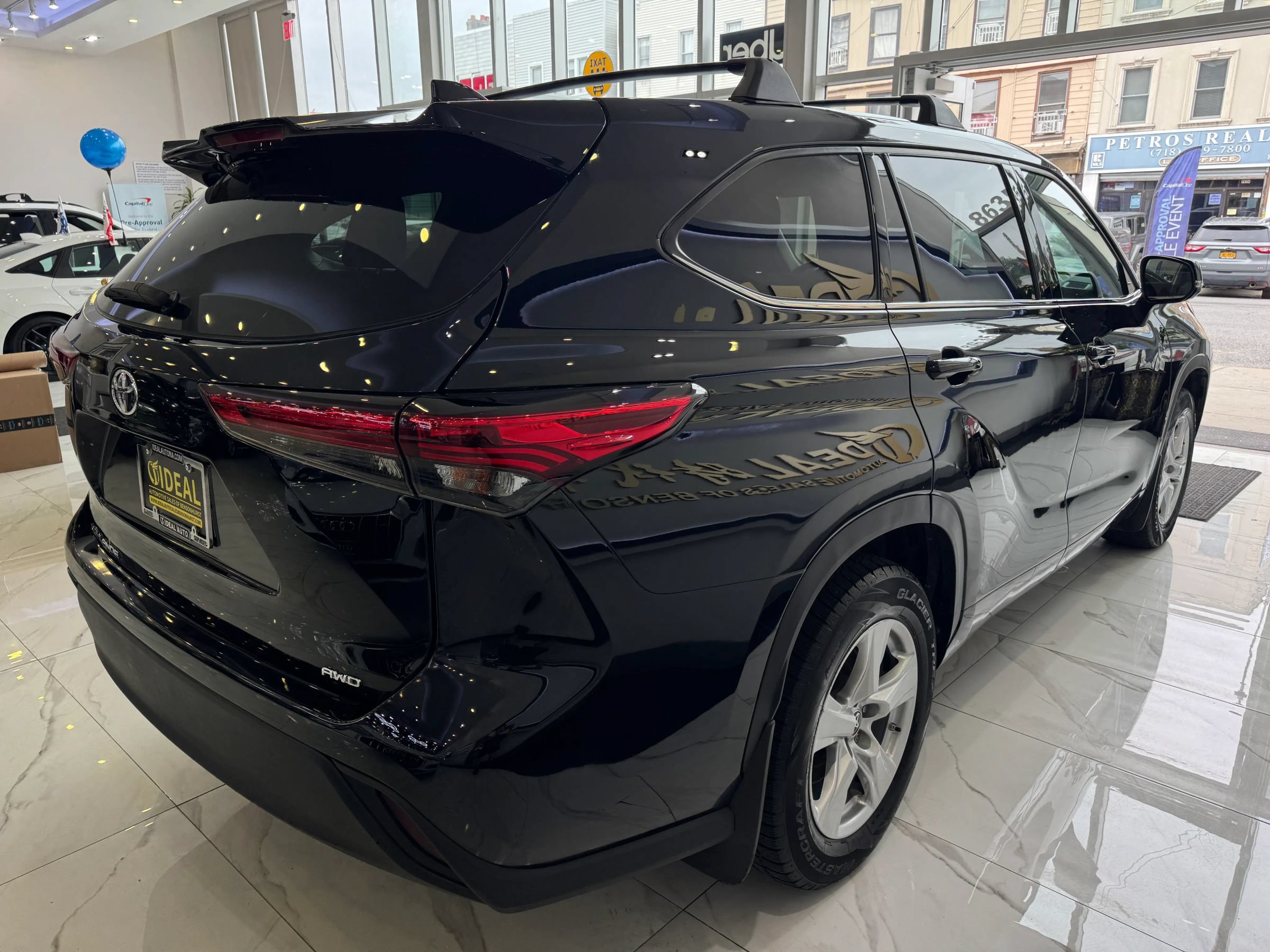 Used 2022 Toyota Highlander L AWD/4WD image 7