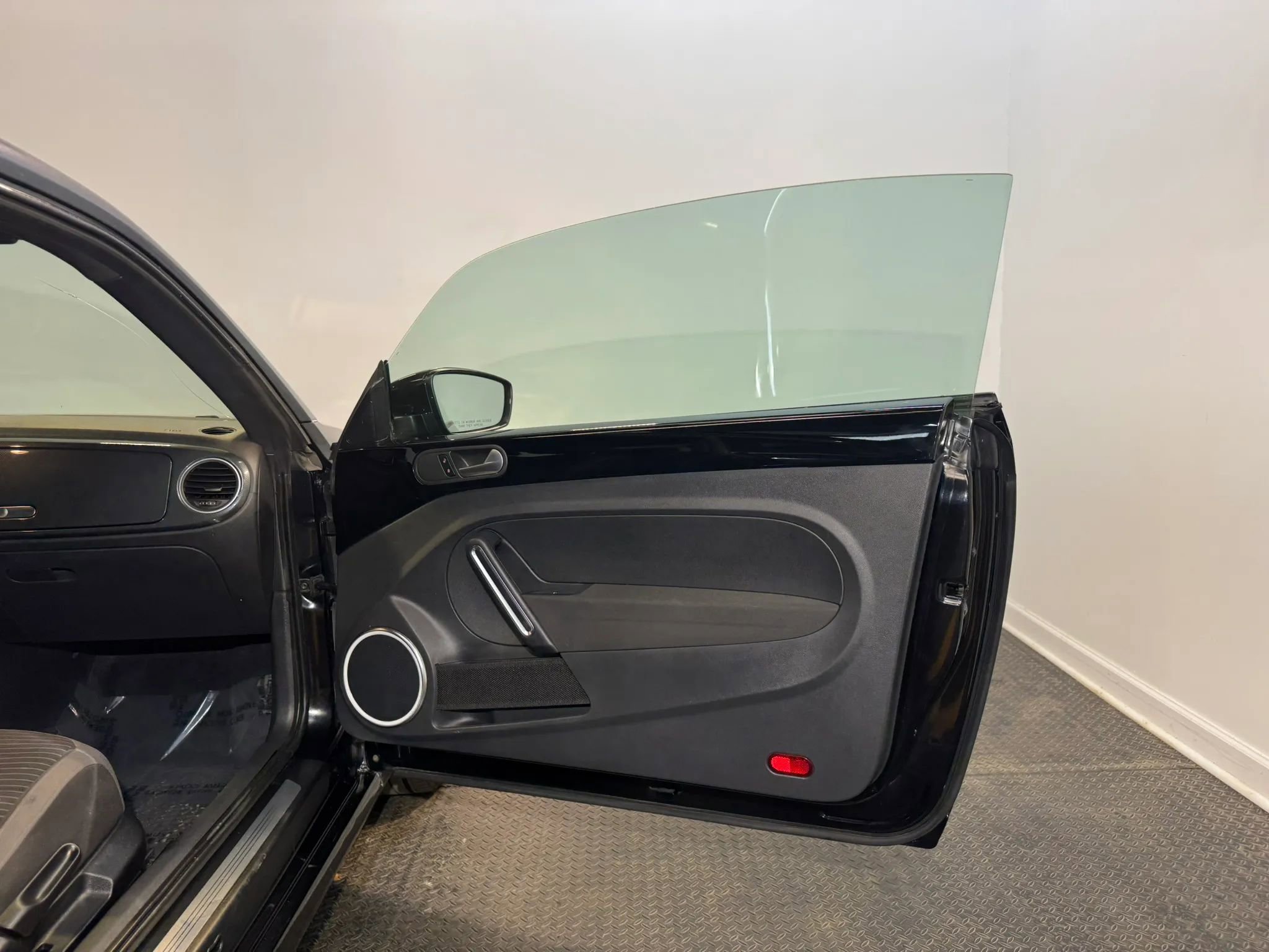 Used 2013 Volkswagen Beetle 2.0T FWD image 22