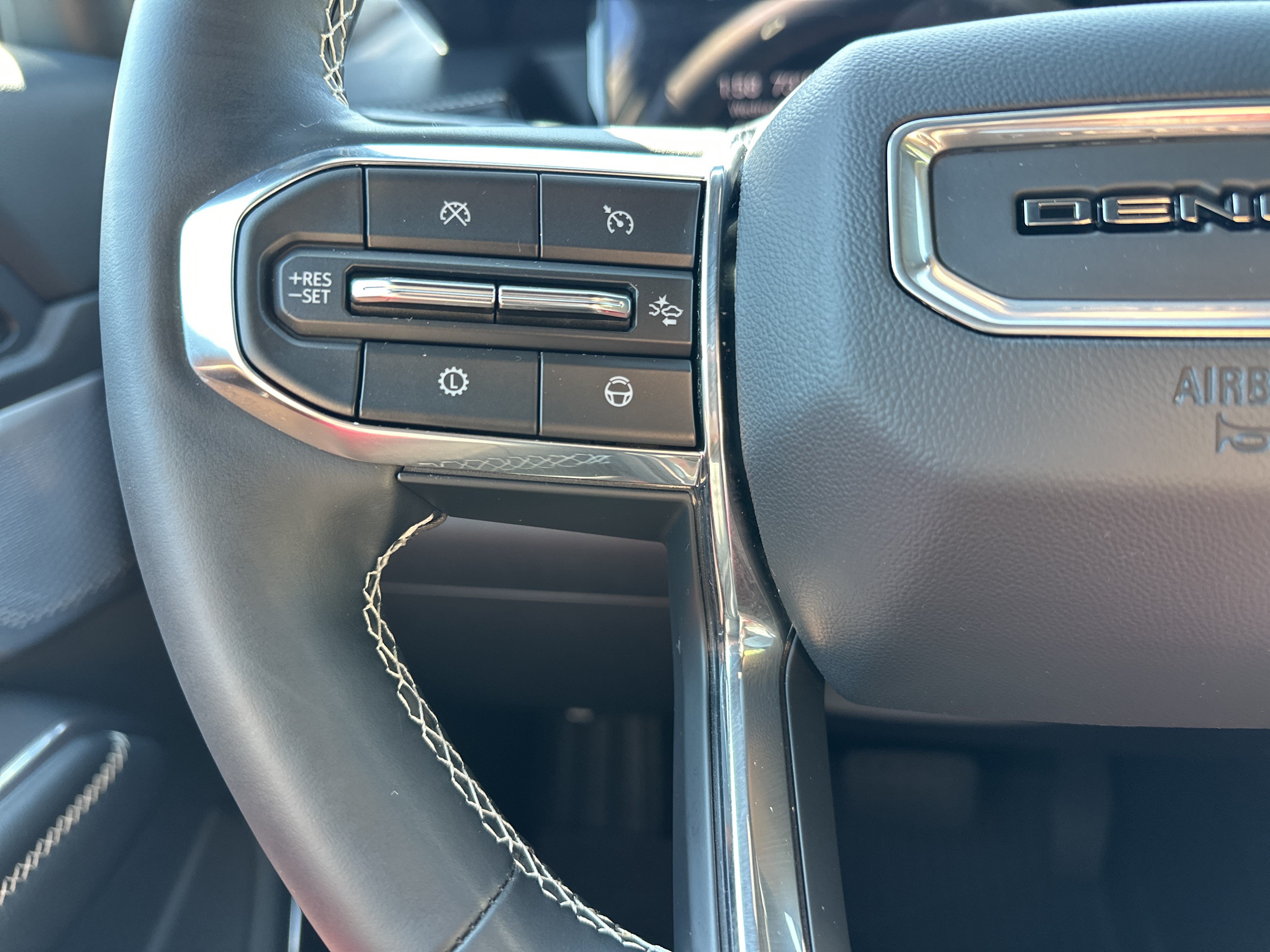Used 2025 GMC Acadia Denali w/ Super Cruise Package FWD image 19