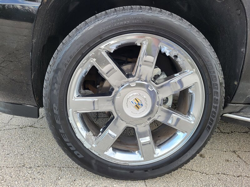 Used 2011 Cadillac Escalade ESV Luxury AWD/4WD image 29
