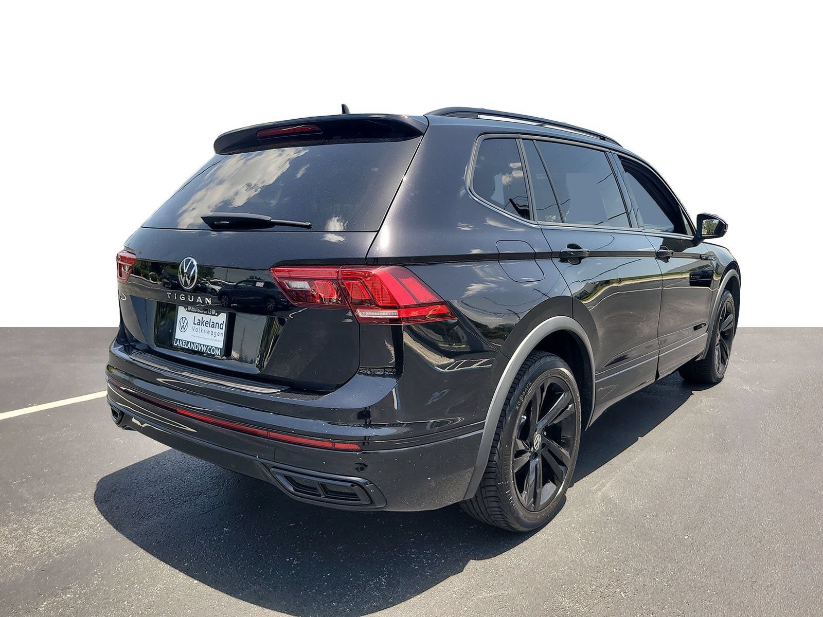 Used 2023 Volkswagen Tiguan SE R-Line FWD image 3