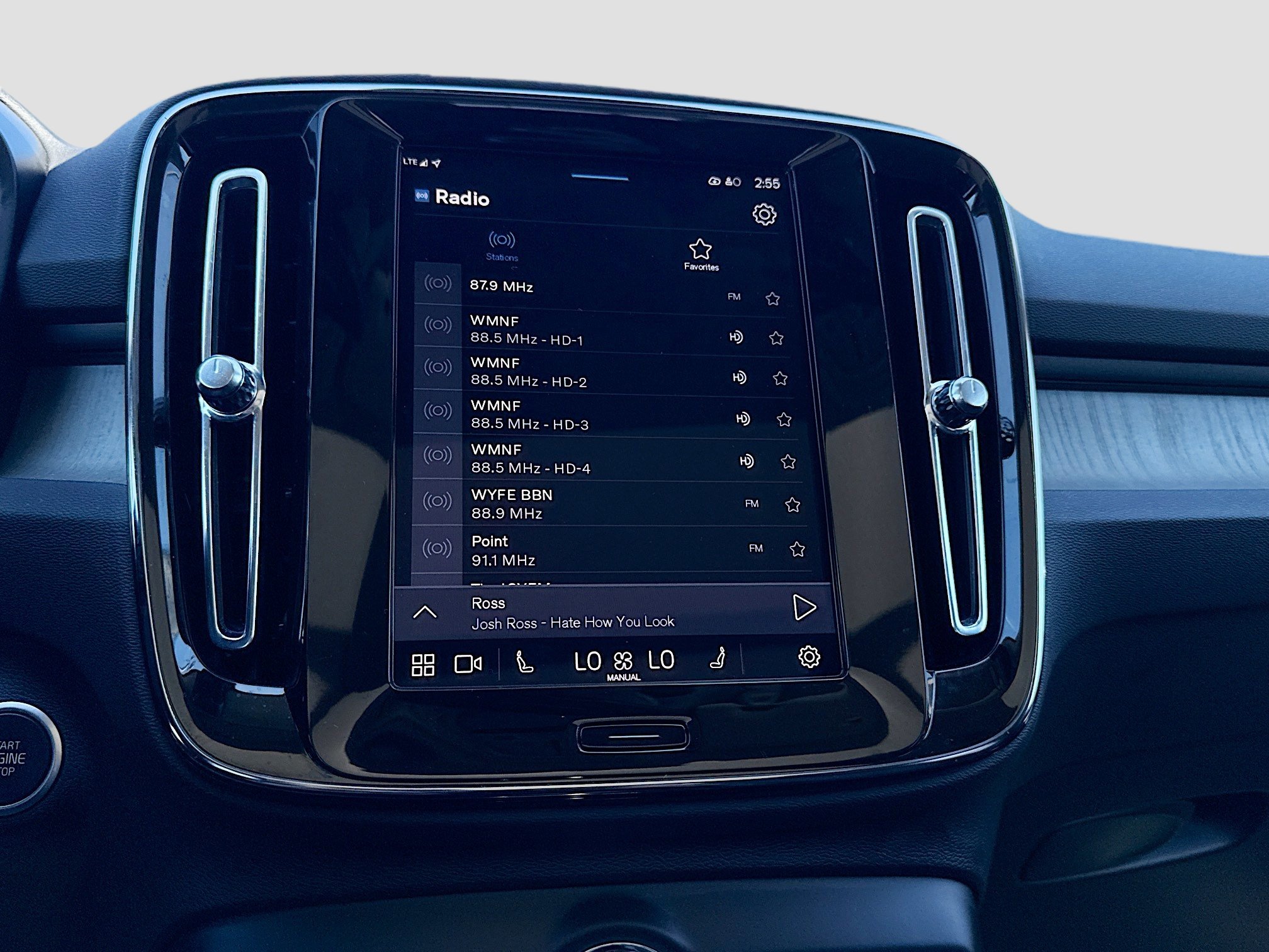 Used 2025 Volvo XC40 B5 Ultra image 32