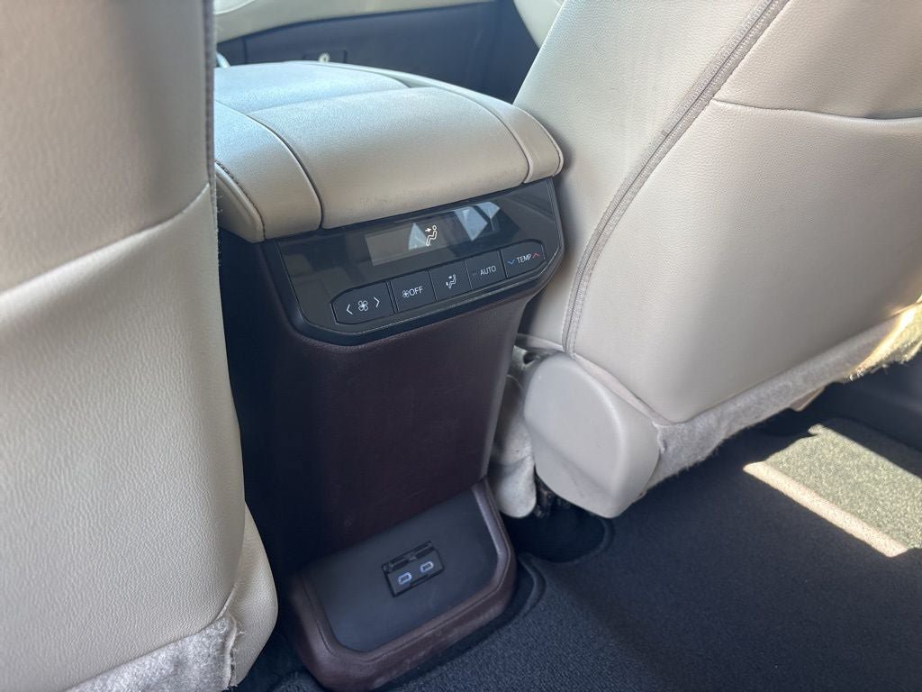 Used 2022 Toyota Highlander XLE AWD/4WD image 35