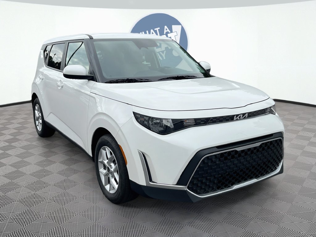 Certified 2025 Kia Soul LX w/ LX Technology Package FWD image 3