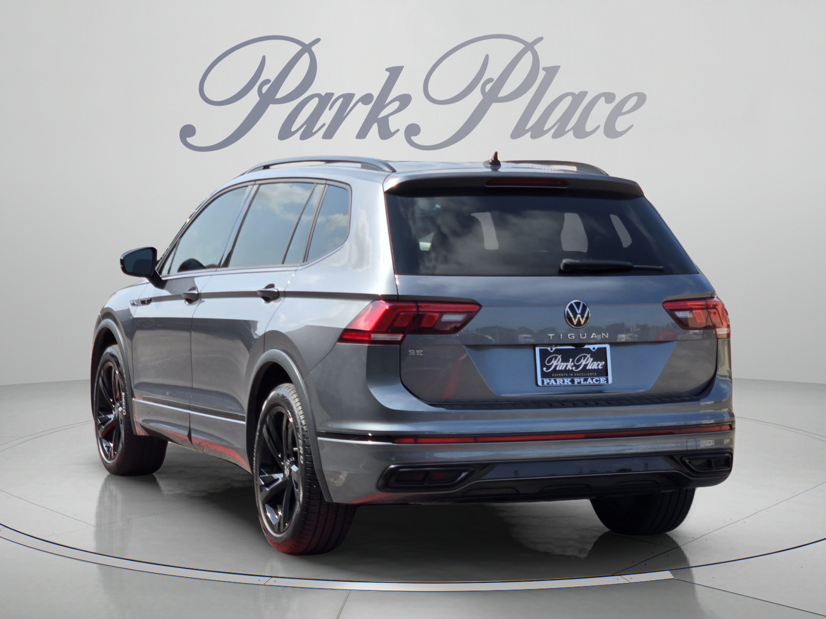 Used 2023 Volkswagen Tiguan SE R-Line FWD image 3
