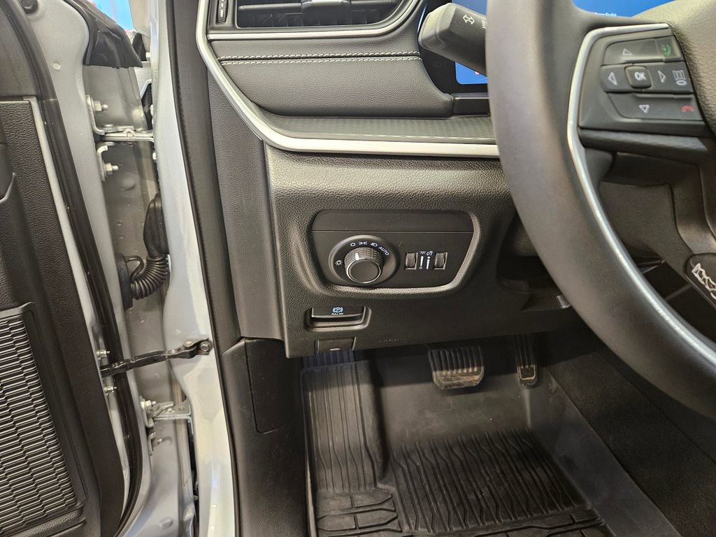 Used 2023 Jeep Grand Cherokee L Laredo image 16