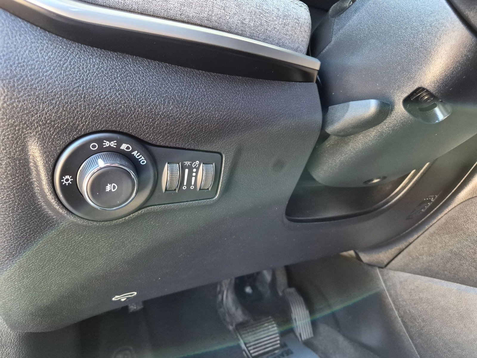 Used 2023 Jeep Compass Latitude w/ Sun and Sound Group AWD/4WD image 16