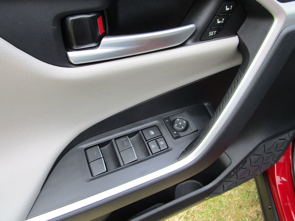 Used 2025 Toyota RAV4 Limited image 22
