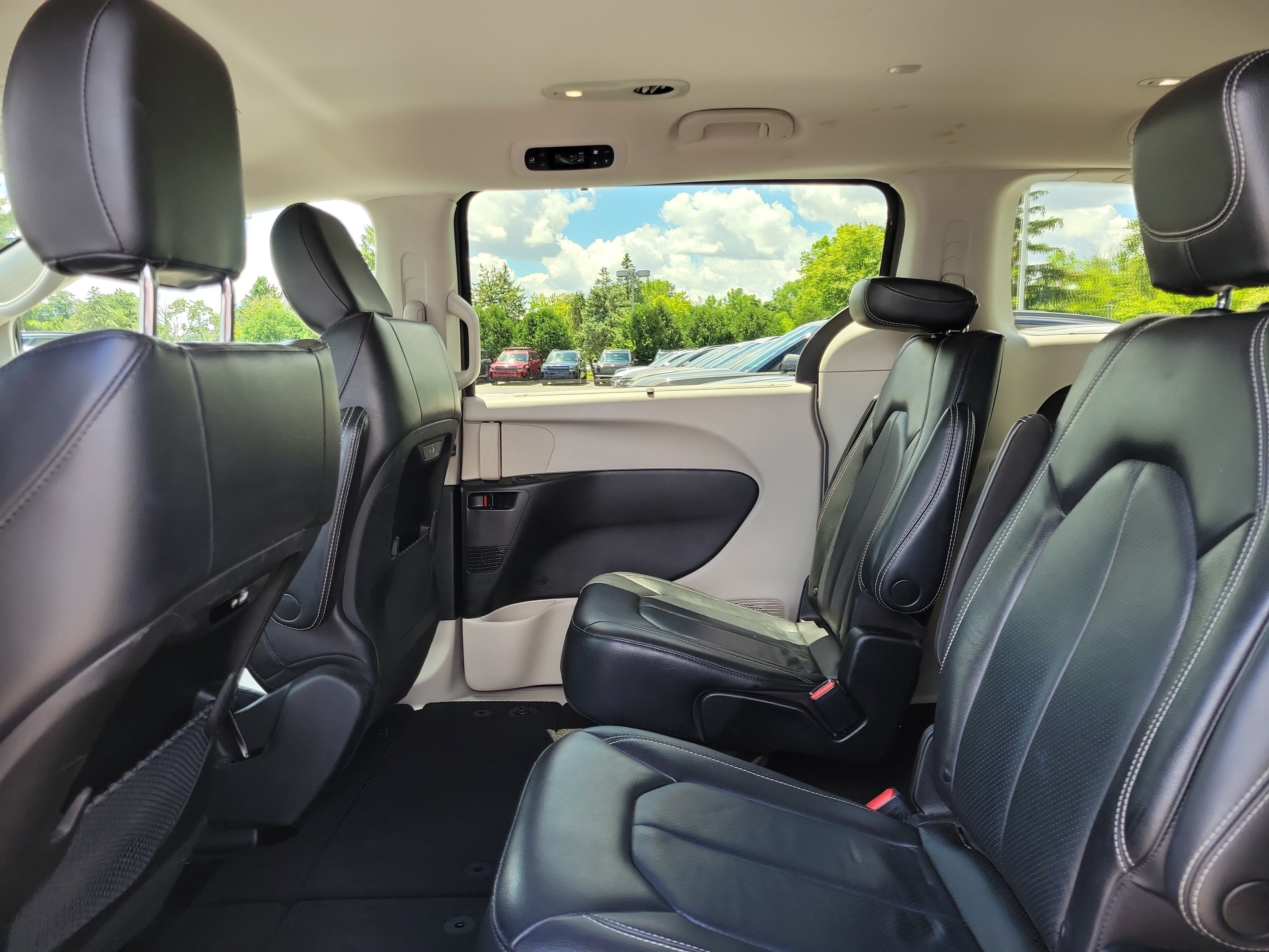 Used 2022 Chrysler Pacifica Touring-L FWD image 11