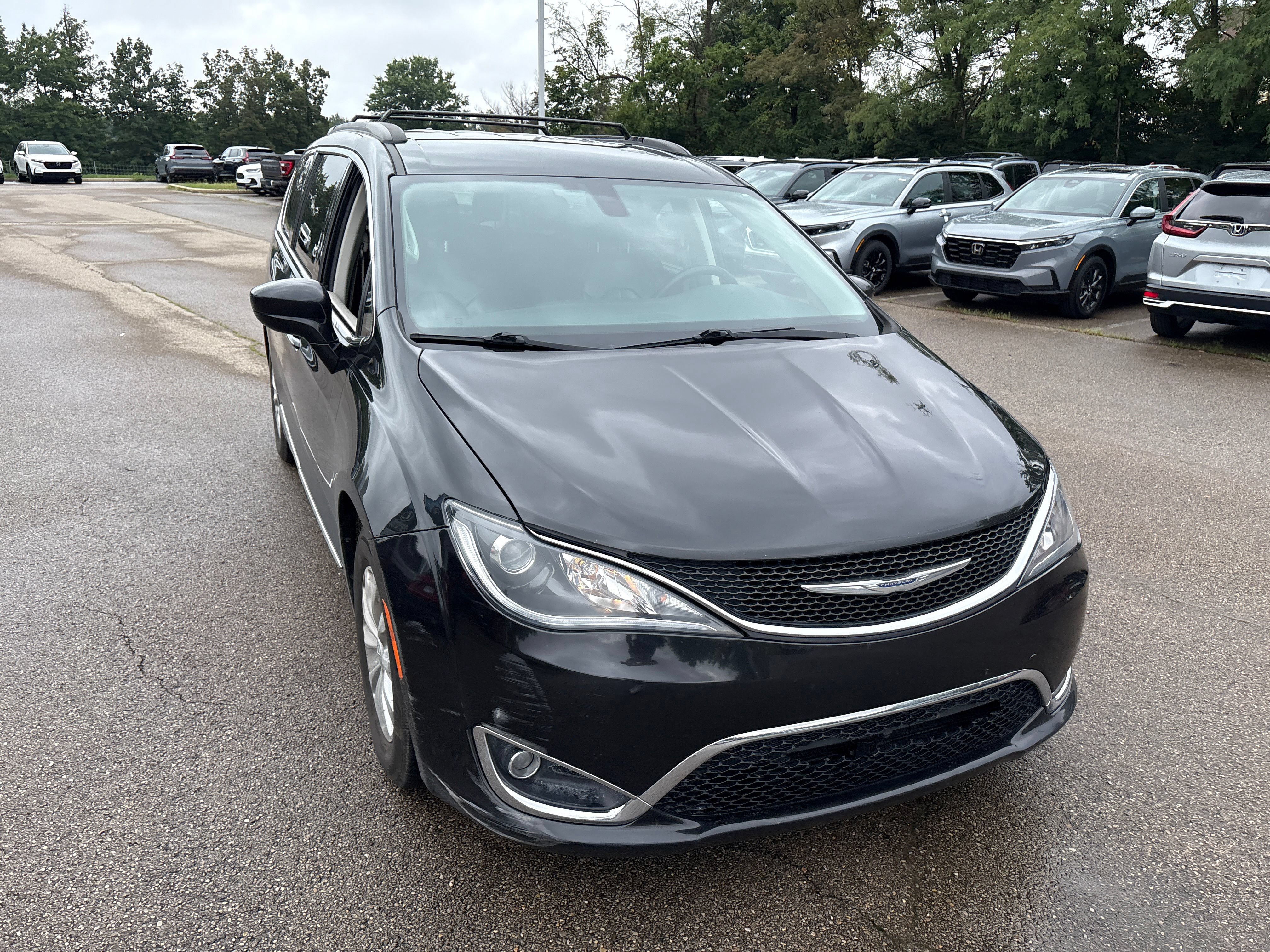 Used 2017 Chrysler Pacifica Touring-L FWD image 18