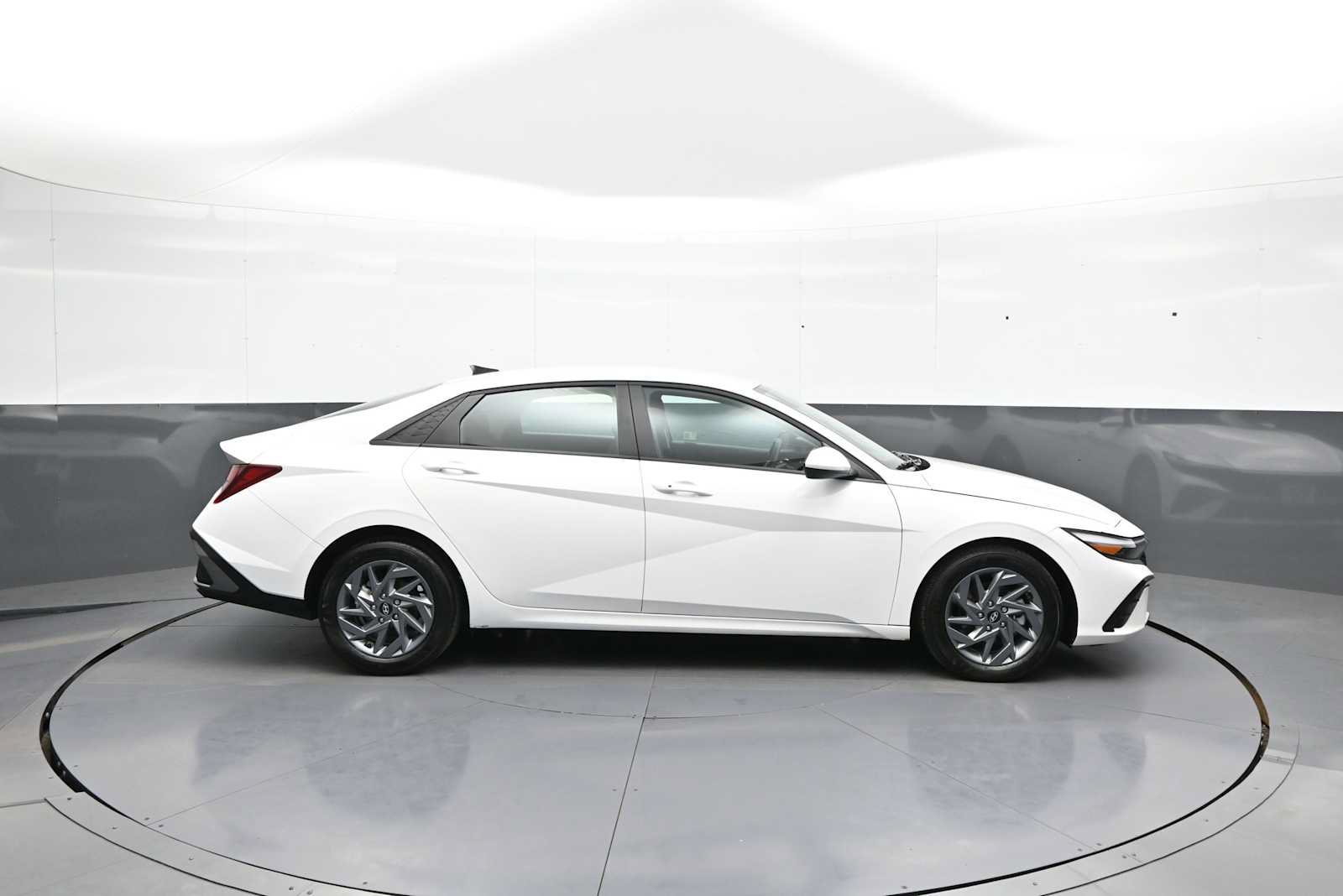 Certified 2024 Hyundai Elantra SEL FWD image 5