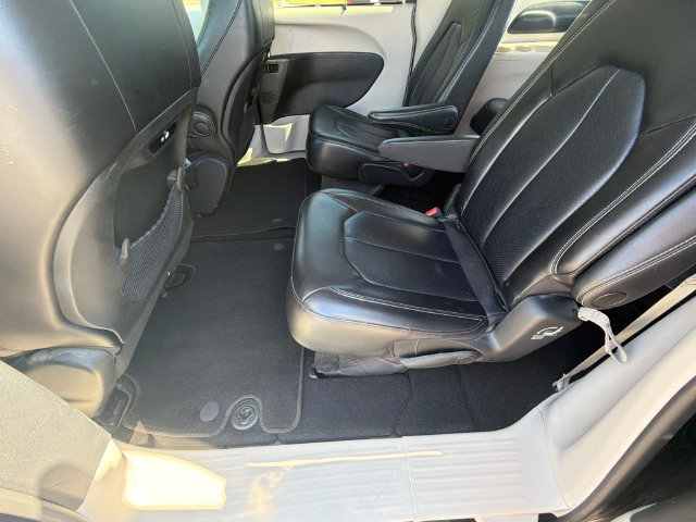 Used 2023 Chrysler Pacifica Touring-L FWD image 20