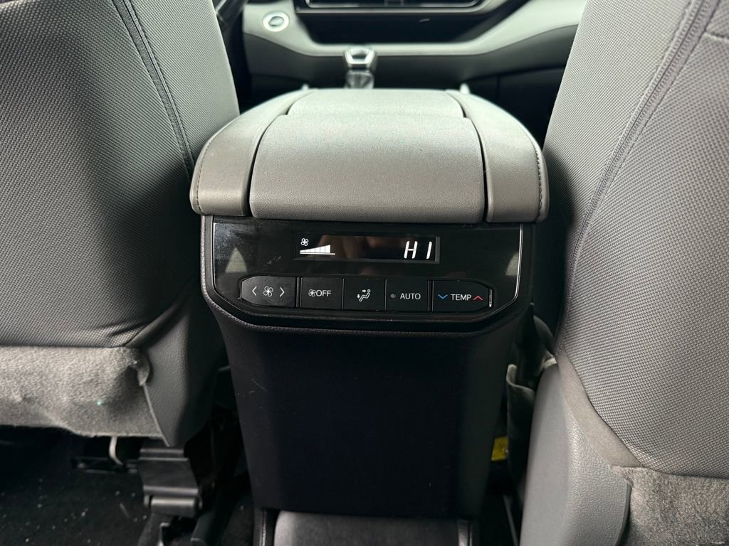 Used 2021 Toyota Highlander LE image 19
