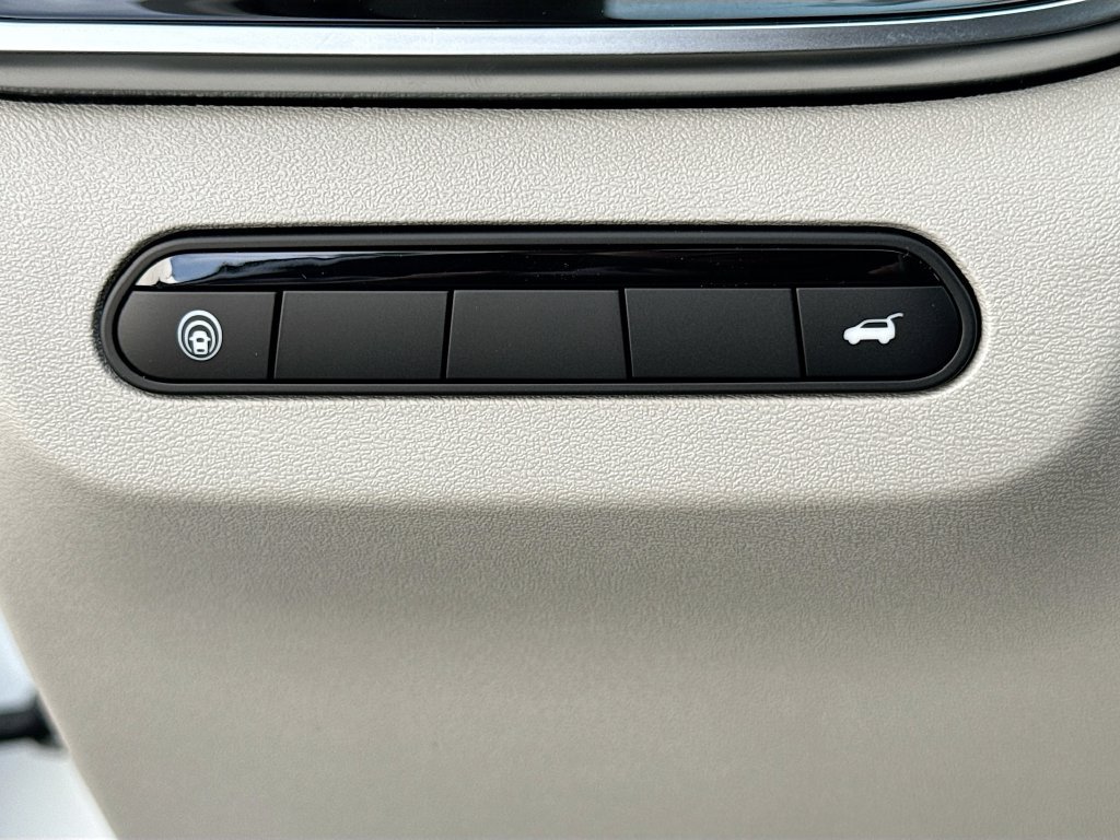 Used 2027 INFINITI QX60 Pure w/ Cargo Package FWD image 11