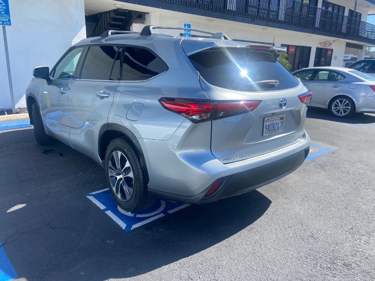 Used 2020 Toyota Highlander XLE image 3