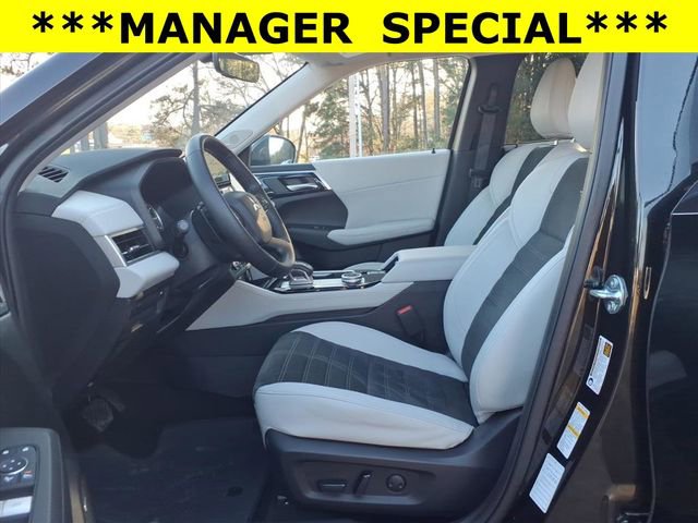 Used 2025 Mitsubishi Outlander SE image 14