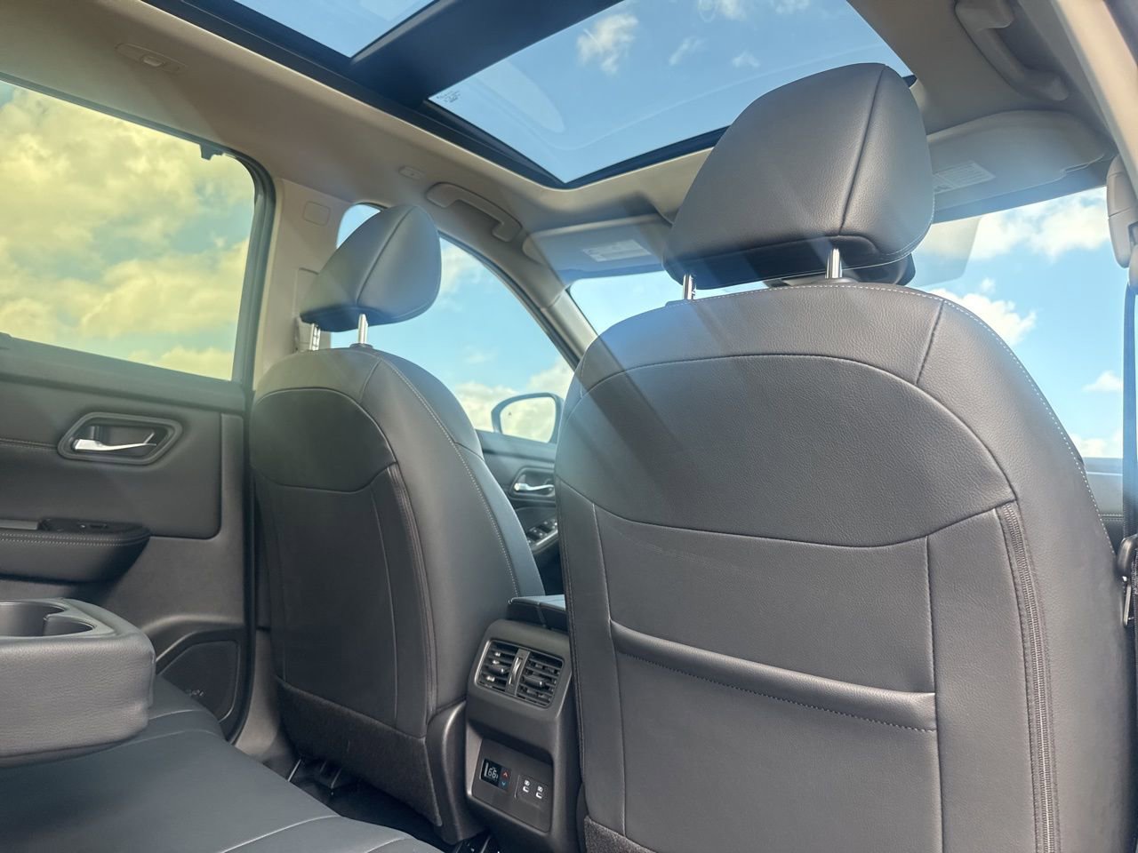 Certified 2025 Nissan Rogue SL w/ SL Premium Package image 30