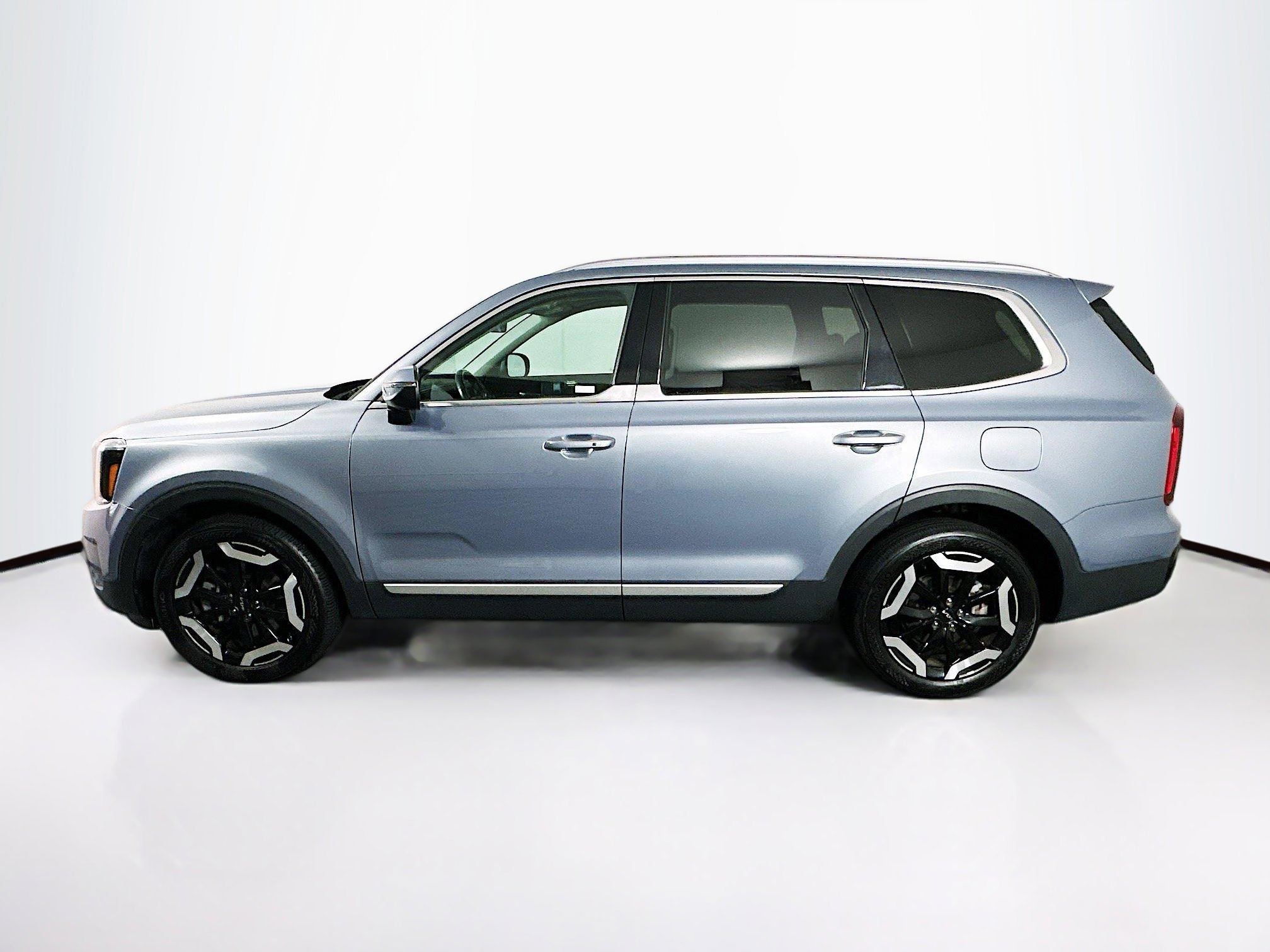 Used 2025 Kia Telluride S FWD image 4
