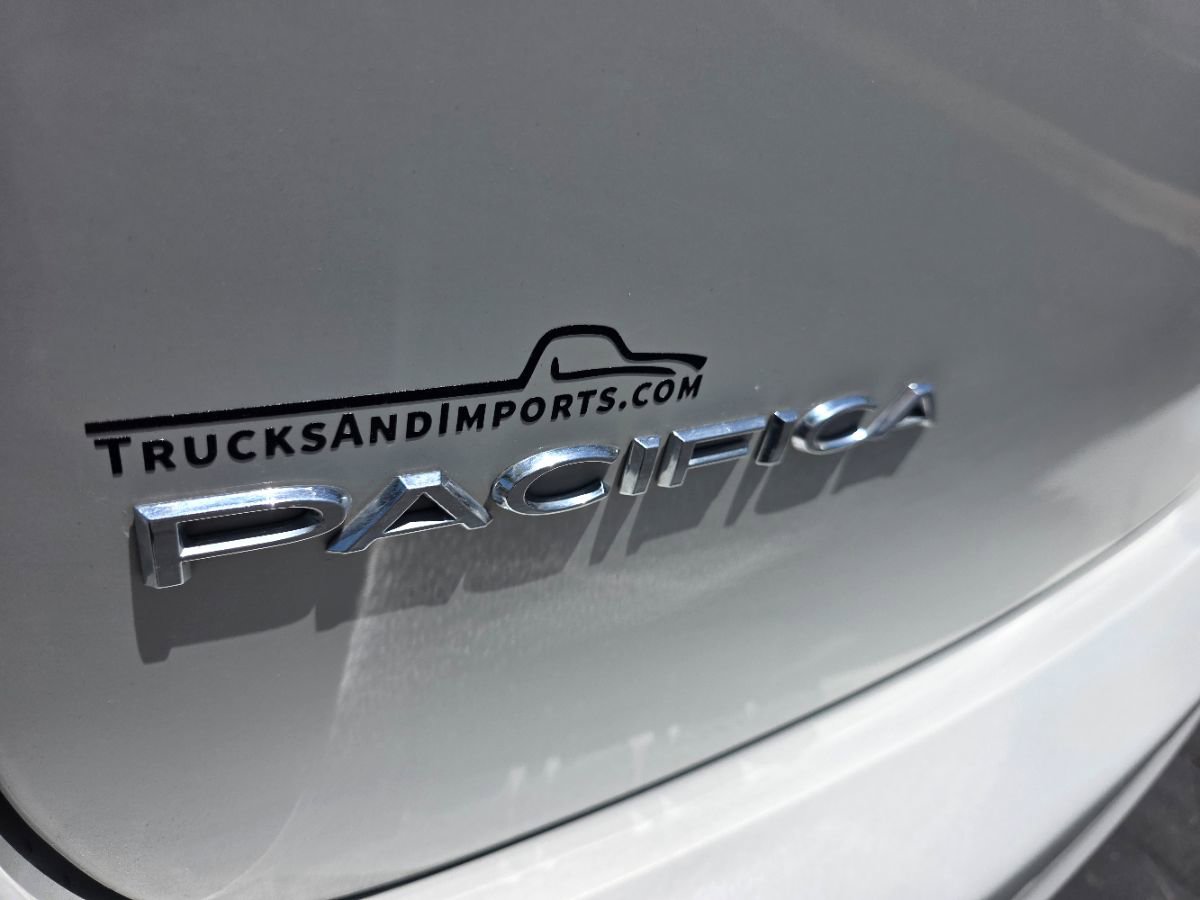 Used 2017 Chrysler Pacifica Touring w/ Tire & Wheel Group FWD image 9