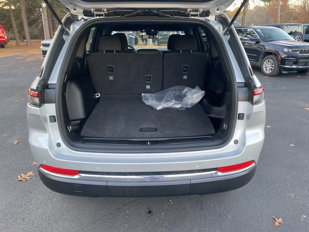 New 2025 Jeep Grand Cherokee Laredo w/ Trailer Tow Package image 15