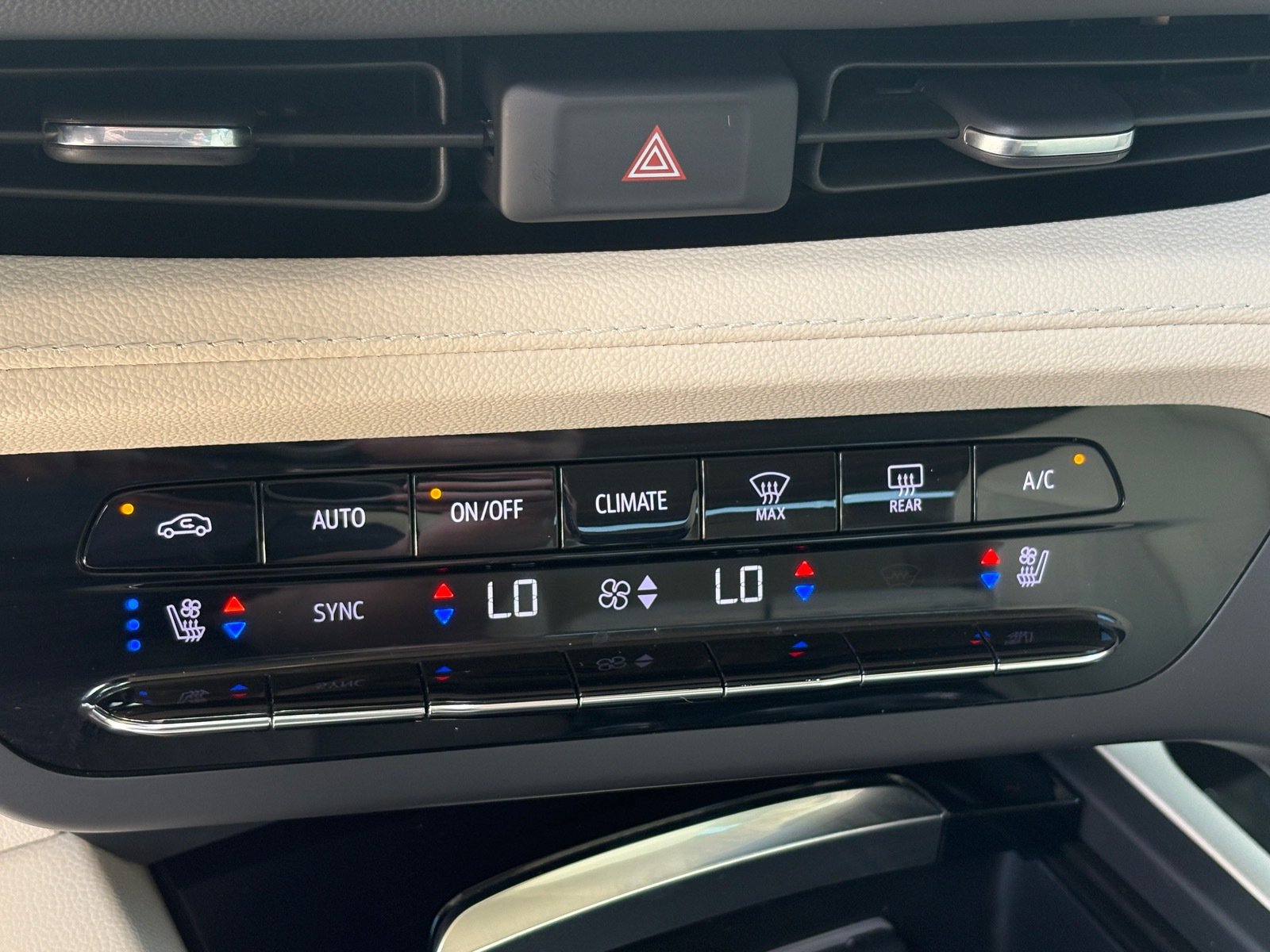 Used 2023 Buick Envision Avenir AWD/4WD image 28
