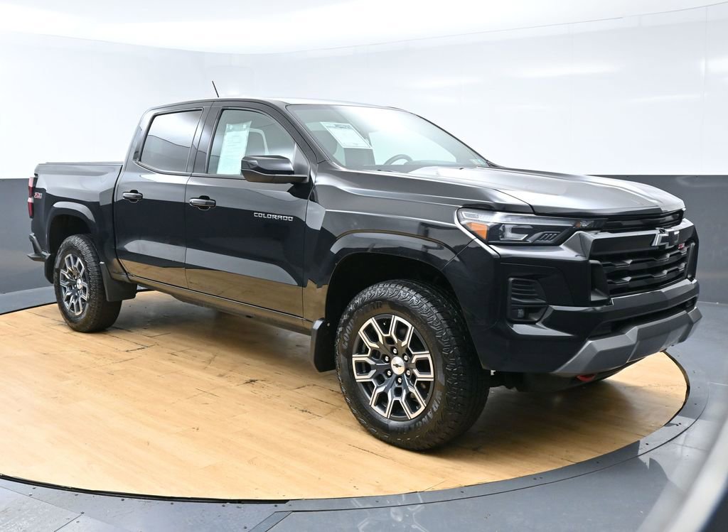 Used 2023 Chevrolet Colorado Z71 w/ Z71 Convenience Package 2 AWD/4WD image 3