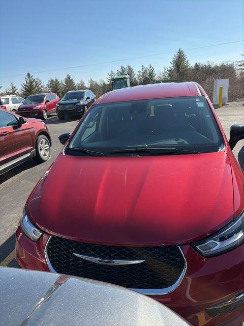 Used 2024 Chrysler Pacifica Touring-L FWD image 2